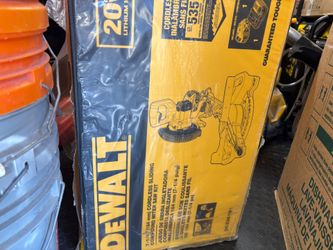 NEW IN BOX DEWALT 20V MAX 7-1/4" Cordless Sliding Miter Saw Kit (DCS361M1)