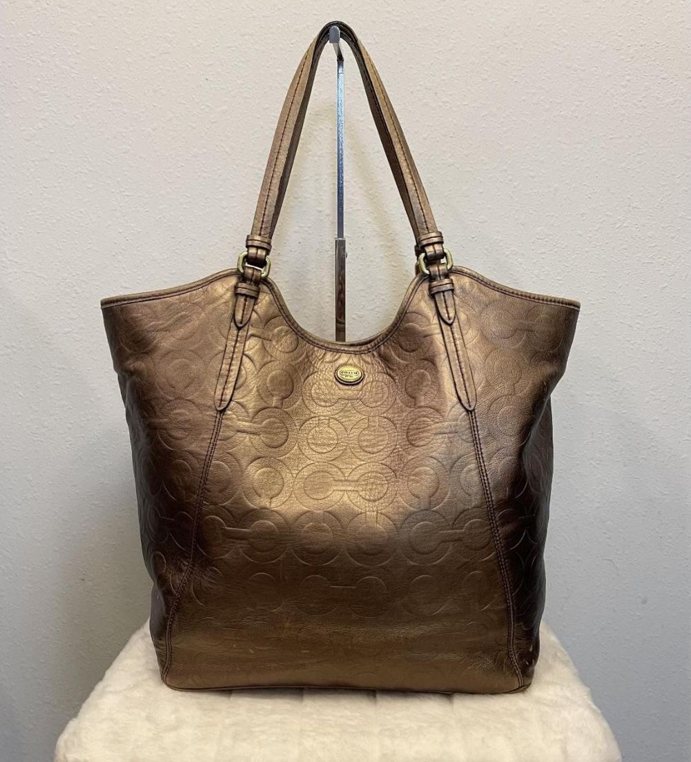 PEYTON OP ART EMBOSSED PATENT TOTE (COACH F25703)
