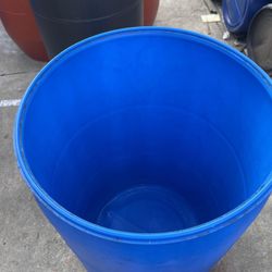 Blue Plastic Barrels/ Barriles Azules De Plástico  { No Open Tap}