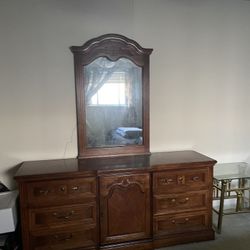 Dresser With Mirror 