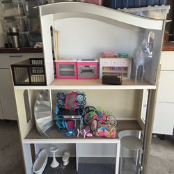 Barbie / doll house