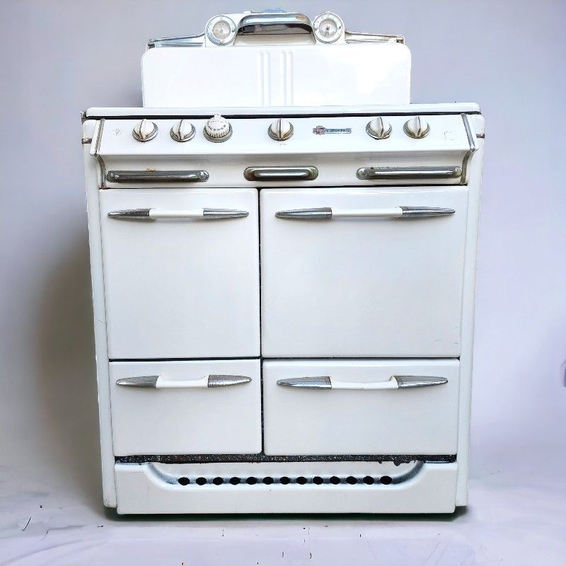 1950s O'Keefe & Merritt Antique Stove, Model 420 in white exterior Porcelain, with white Knobs and Handles