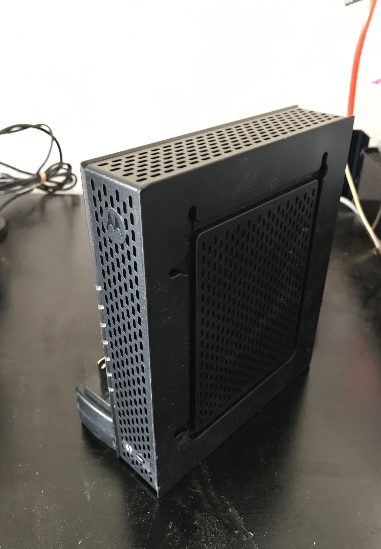 Motorola Surfboard Wireless Cable Modem Gateway