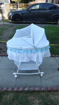 Bassinet with wheels