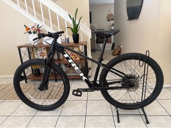 2021 trek xcaliber 8 27.5 small frame (clean bike)