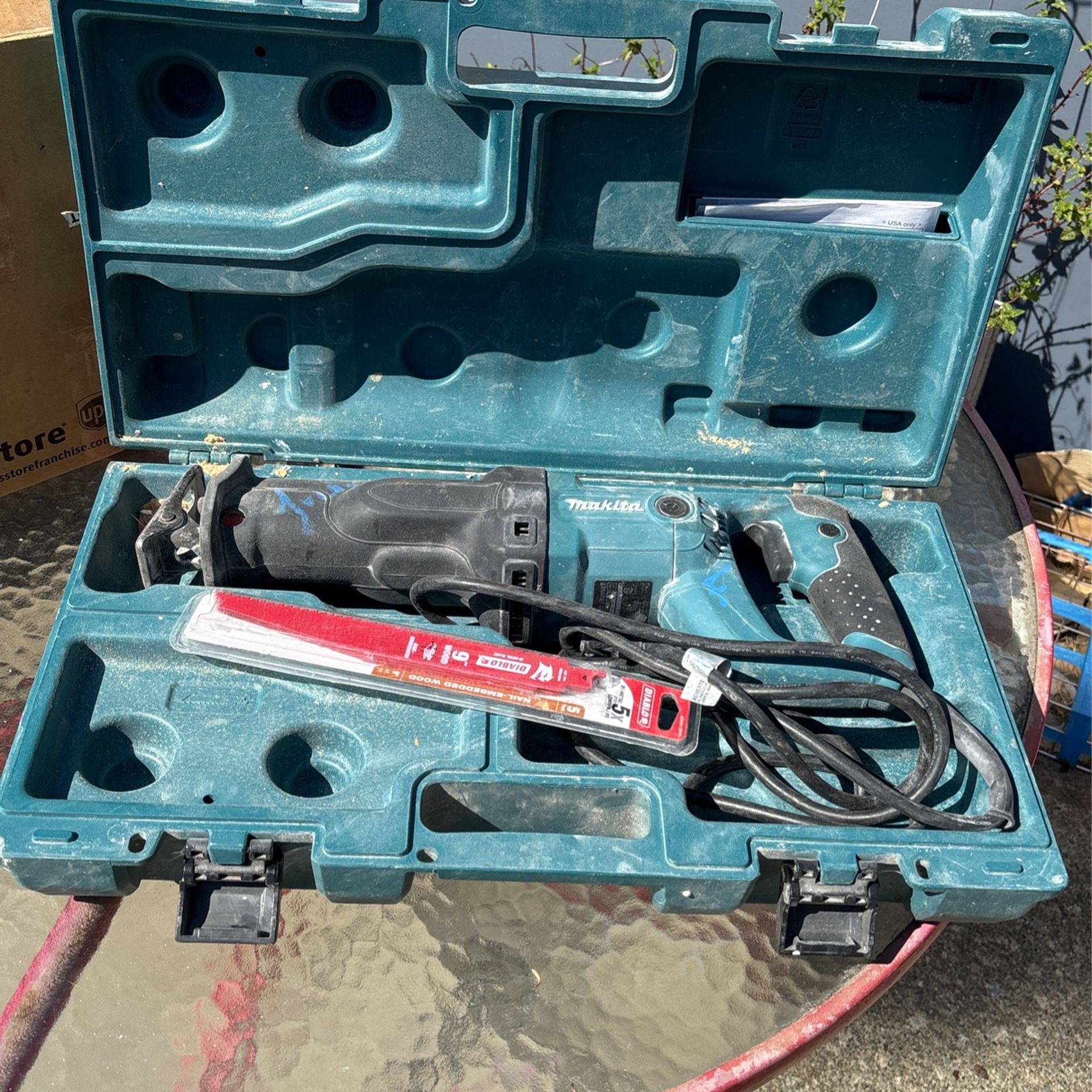 Makita Reciprocating Saw with Carrying Bag With A Pack Of Blades