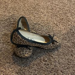 Size 6 Cheetah Flats never Worn 