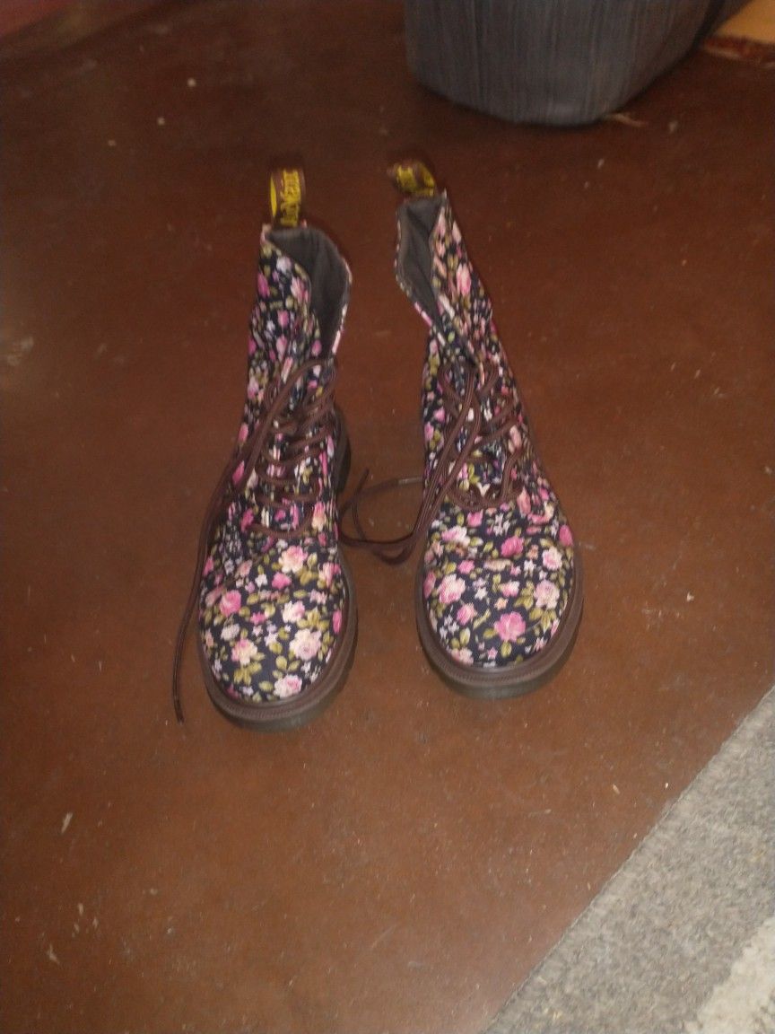 Women's Dr Marten Page Boots Size 7 Black with Pink Multicolored Rose Floral