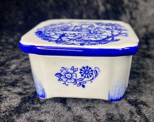 Vintage OTCO Porcelain Trinket  Box Jewelry Vanity Bleu And White Made In Italy.