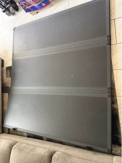 Tri fold truck bed cover 5 ft. 8
