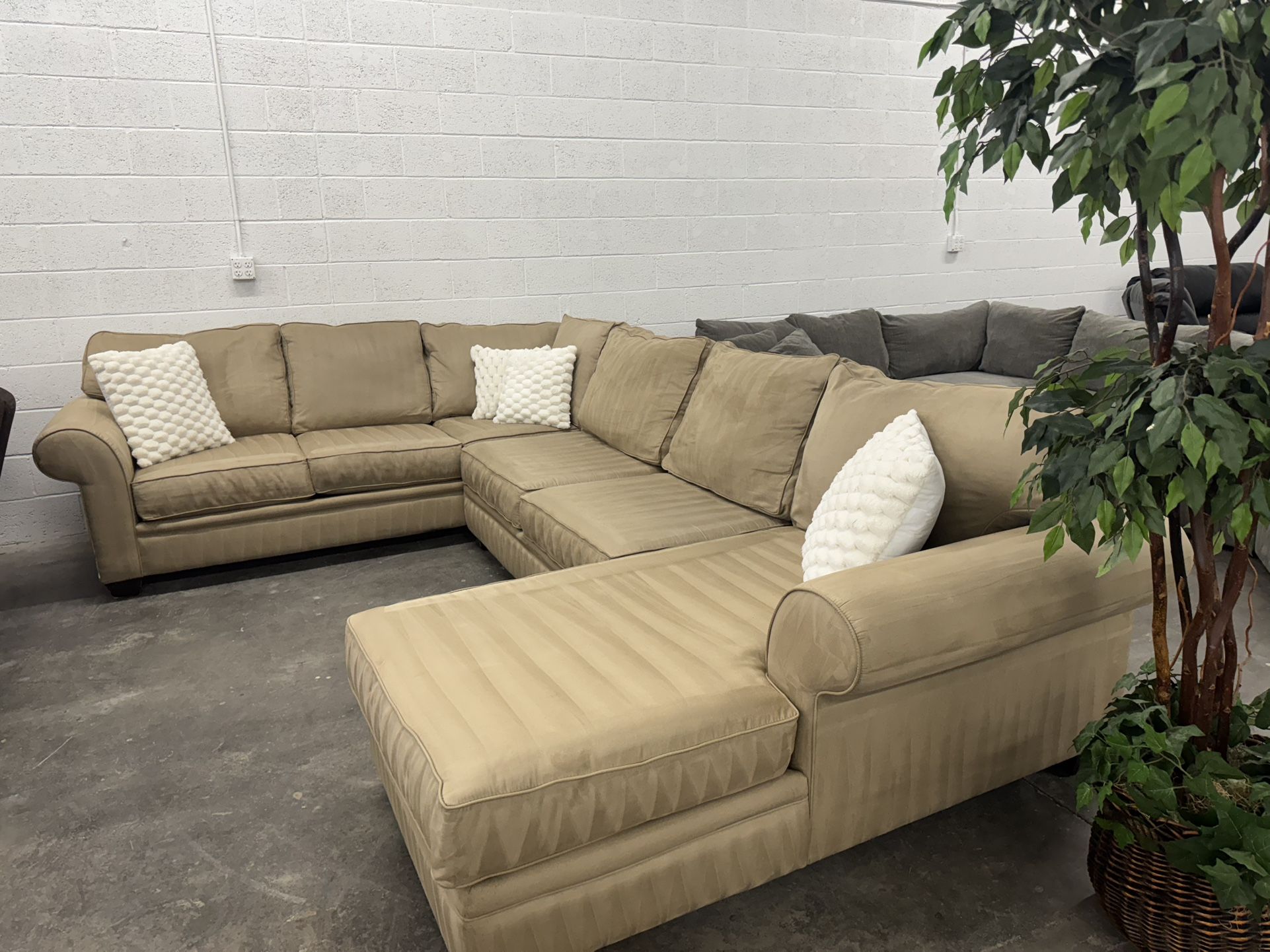 Free Delivery* Like New Light Brown Sectional Sofa with Chaise! #SofaKingLV Couch Couches Brown Sectional Recliners Chaise