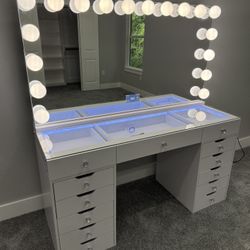 Large Luxury Make-Up Vanity With Bluetooth