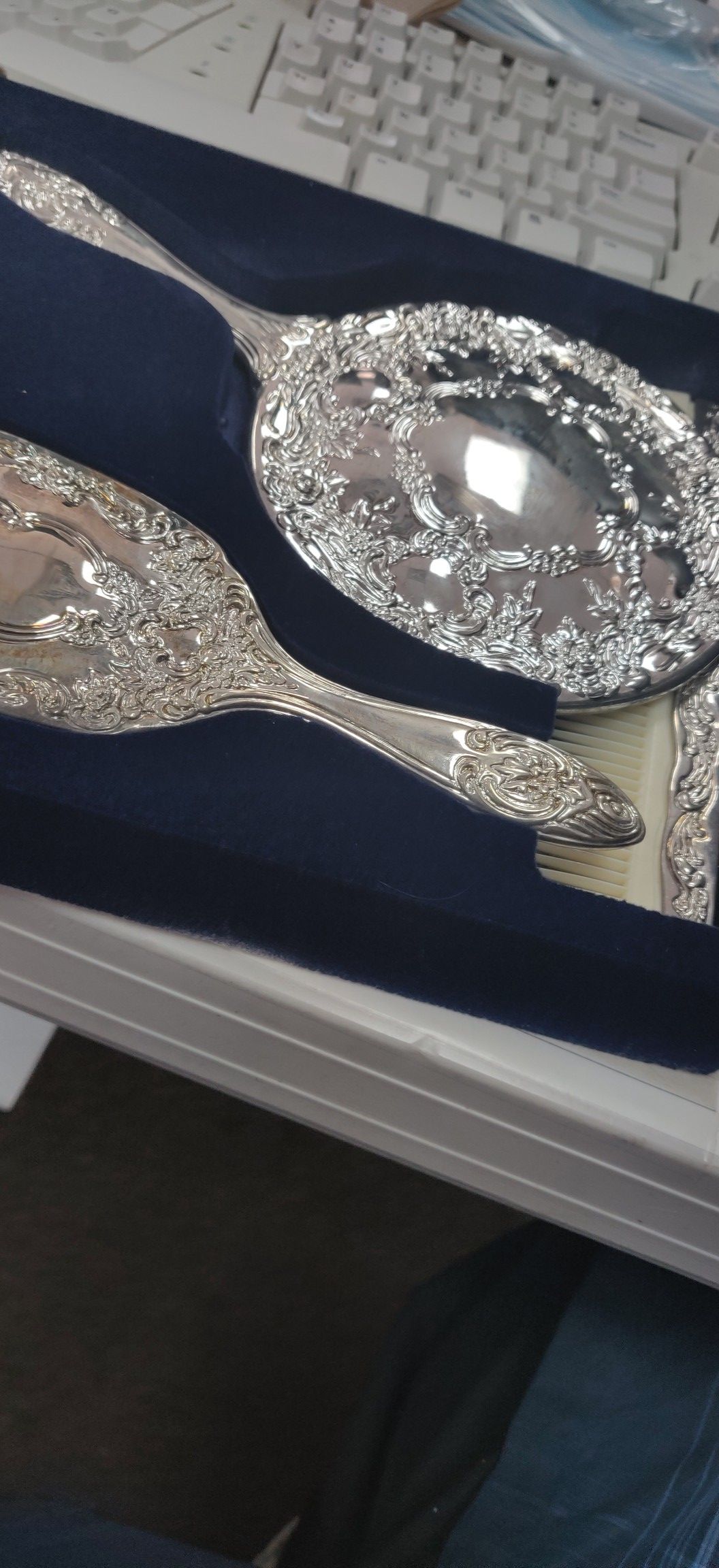 Includes handled mirror, brush, comb. Silverplated 3 pieces dresser set. International Silver Company # 99117931