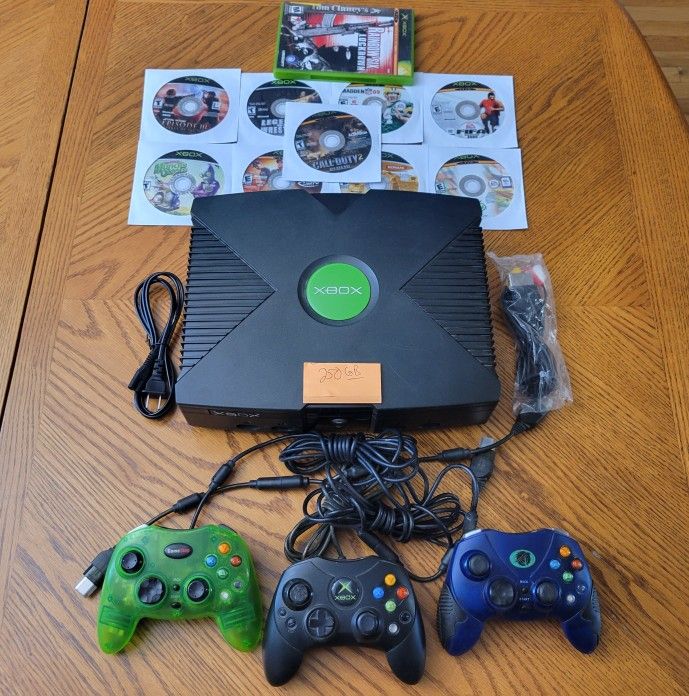 Microsoft Original Xbox Custom 250GB - 3 Controllers + 10 Games