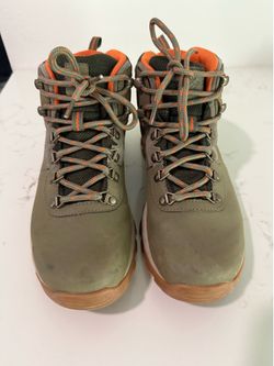 Men’s Columbia hiking boot  size 9