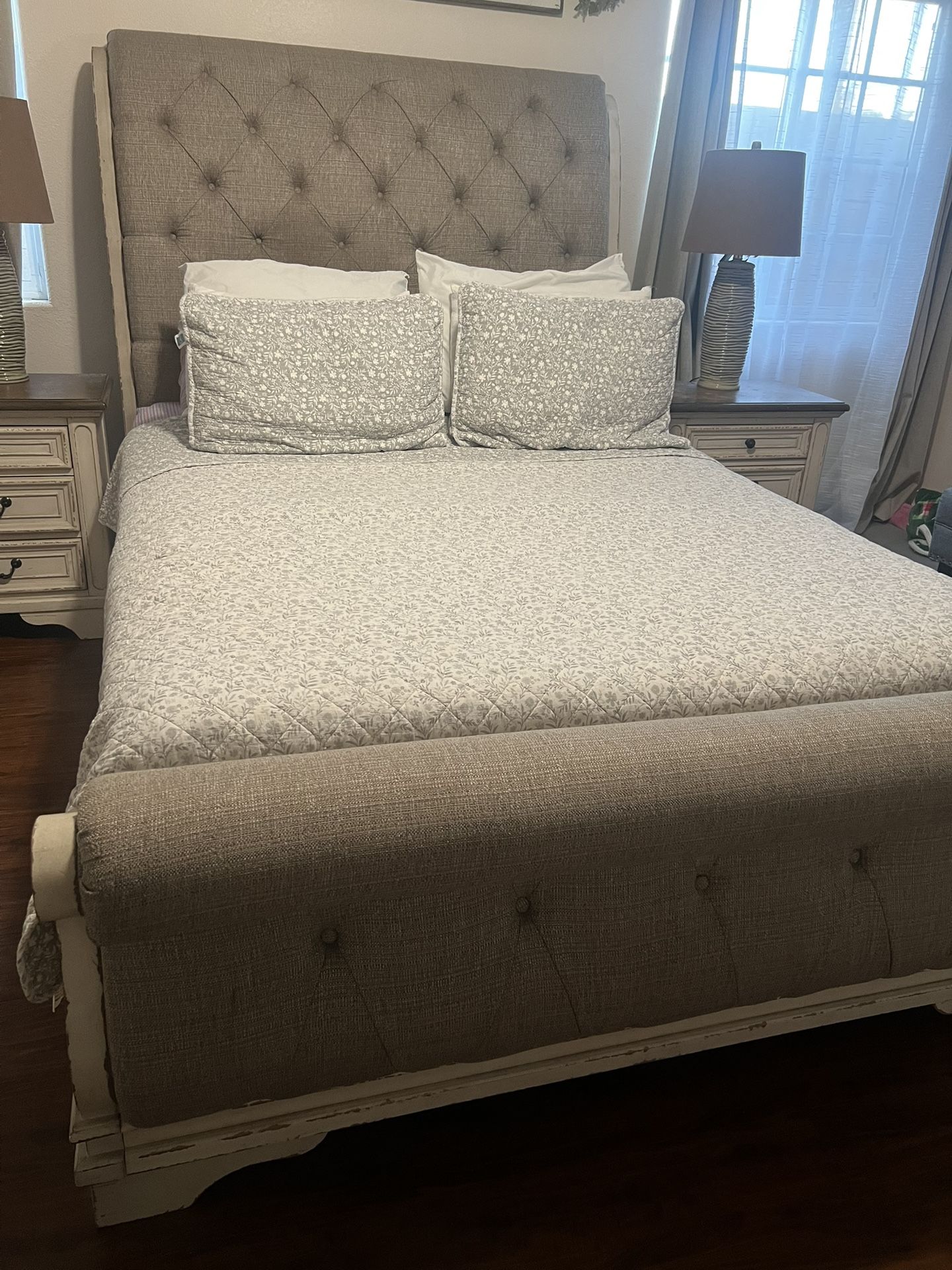 Bedroom Set 4 Pieces Plus 2 Lamps