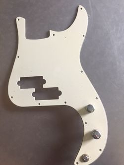P bass pickguard white with pots