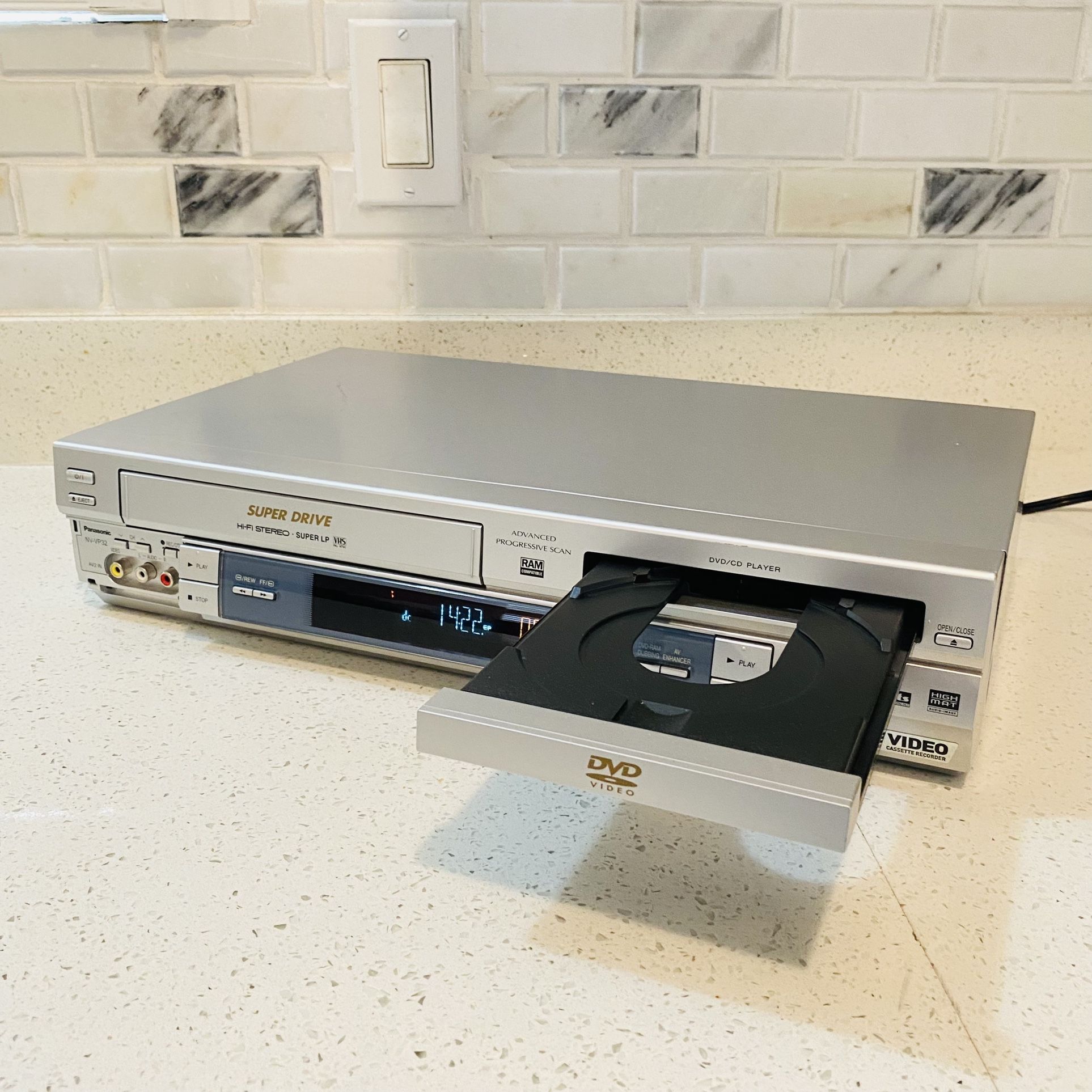 Panasonic NV-VP32 Combo DVD Player/Hi-Fi Super Drive Super LP VHS