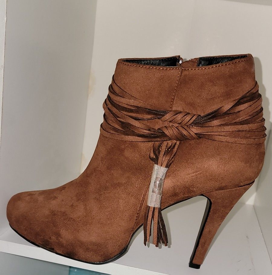 Madeline Suede Boots for Women Sz 6 $25