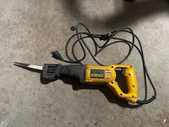 DeWalt DW304P Corded Reciprocating Saw / Sawzall - Working