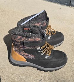 All In MotionThermolite Camouflage and Textile Upper Size 4 Boys Waterproof Boot