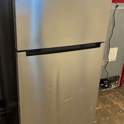 Vissani MDTF18SSR 18 cu. ft. Top Freezer Refrigerator 71L E