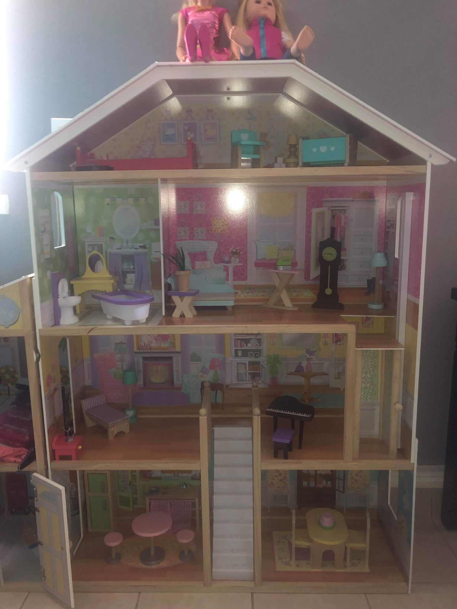 Doll House Mansion (Dolls Included)