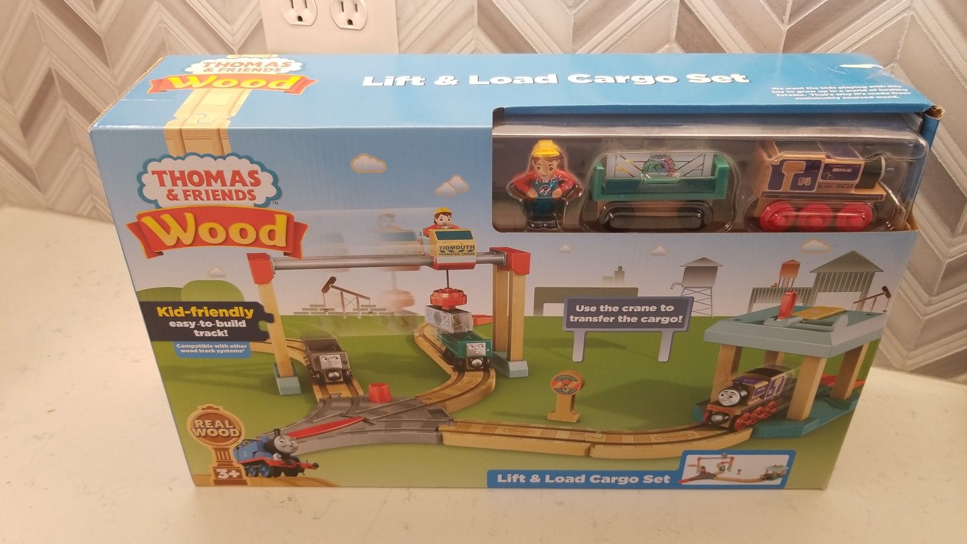new Thomas the Train Lift & Load Cargo Set
