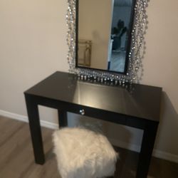 Nice Vanity Set In Good Condition