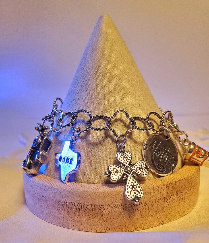 James Avery Retired Quatrefoil Charm Bracelet for Sale in Converse, TX