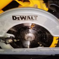 DEWALT Circular Saw 7.25 Inch 15A Like New. 