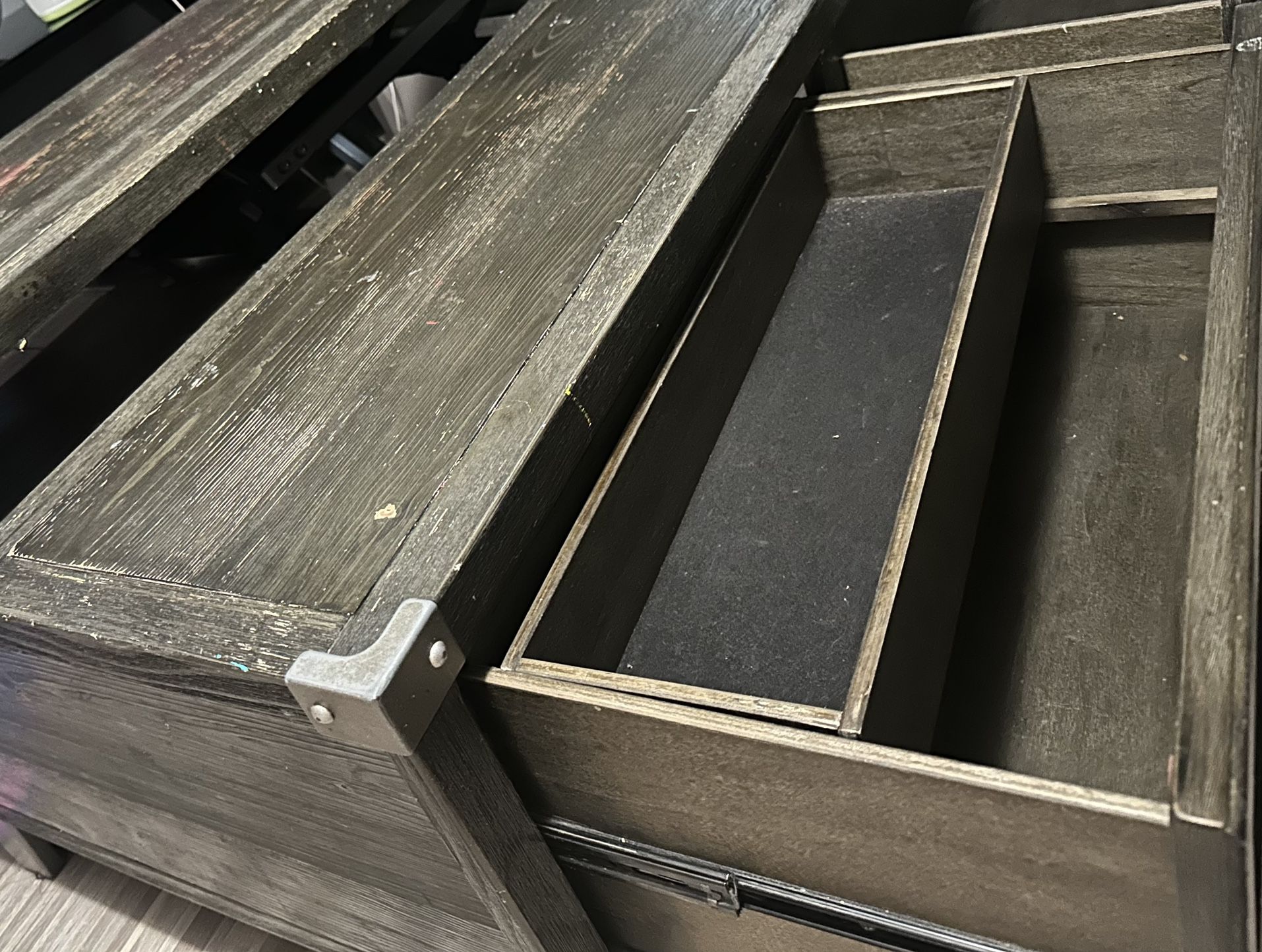 GRAY COCKTAIL TABLE