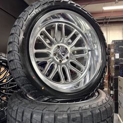 Total of 5 22x12 fuel wheels wrapped as in lionhart 33x12.50R22 tires