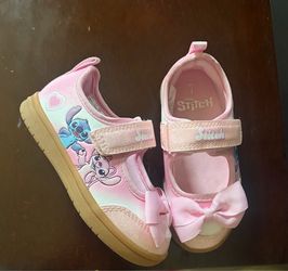 Lil girl shoes (size 7)