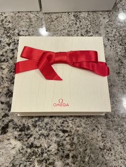 Omega Necklace Box