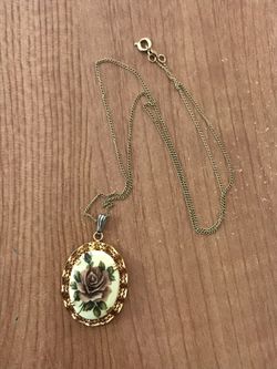 Ladies gold rose necklace