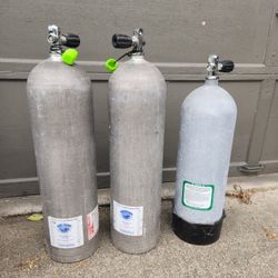 3 Scuba diving tanks
