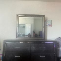 Dresser With Mirror 