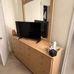 FINAL SALE ! 6 drawer dresser with mirror $200