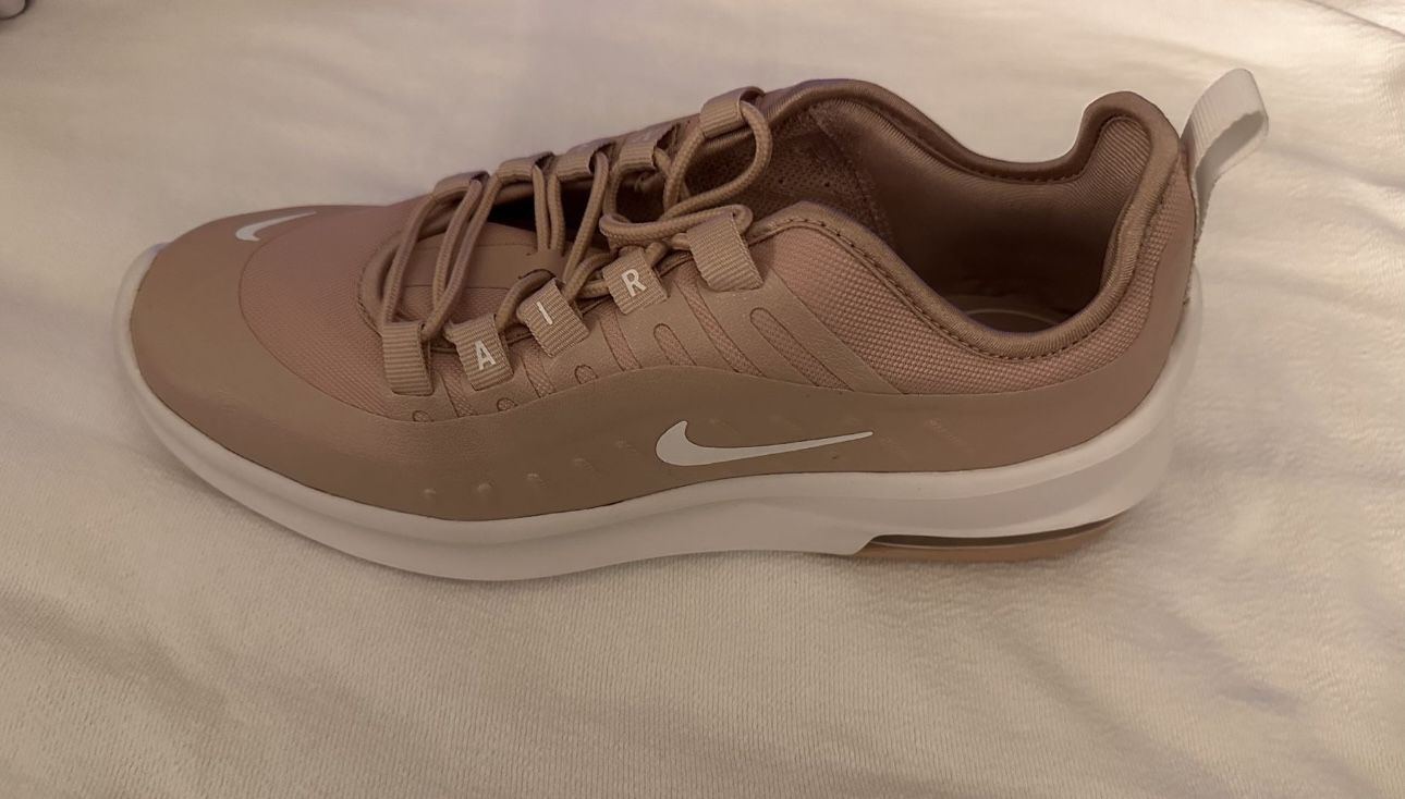 Women’s Nike Air Max Gym Shoes (8.5)