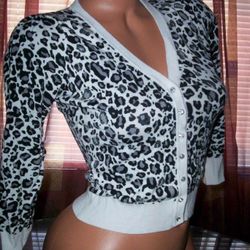 NEW W/O TAGS LEOPARD PRINT ROCKABILLY LONG SLEEVED BUTTON UP SWEATER BLOUSE TOP
