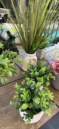 Artificial flowers and plants