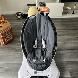 4moms mamaRoo And Baby Delight Bassinet 