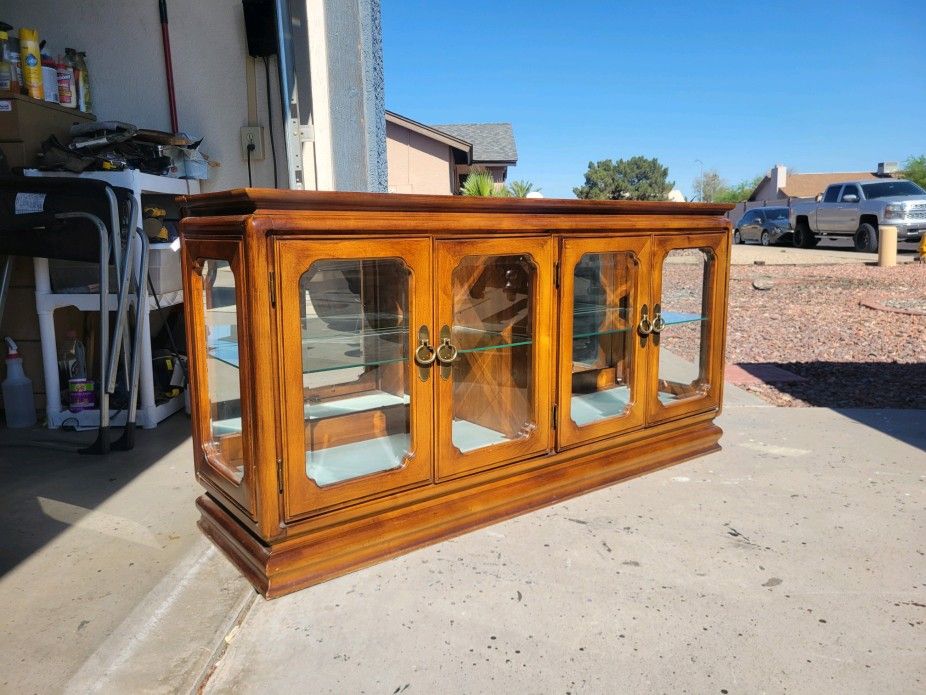 Beautiful Display Cabinet With Lights