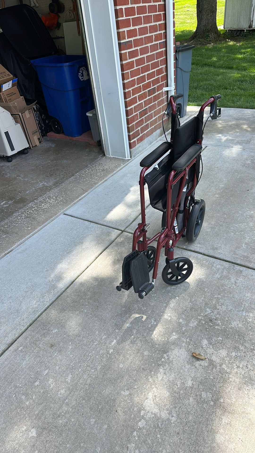 Midline lightweight Wheelchair With Handle Breaks