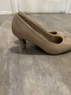 Ladies Shoes Size  6W