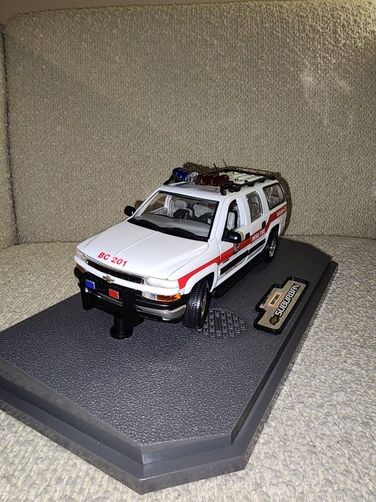 1.18 Scale Model 2000 Chevrolet Suburban