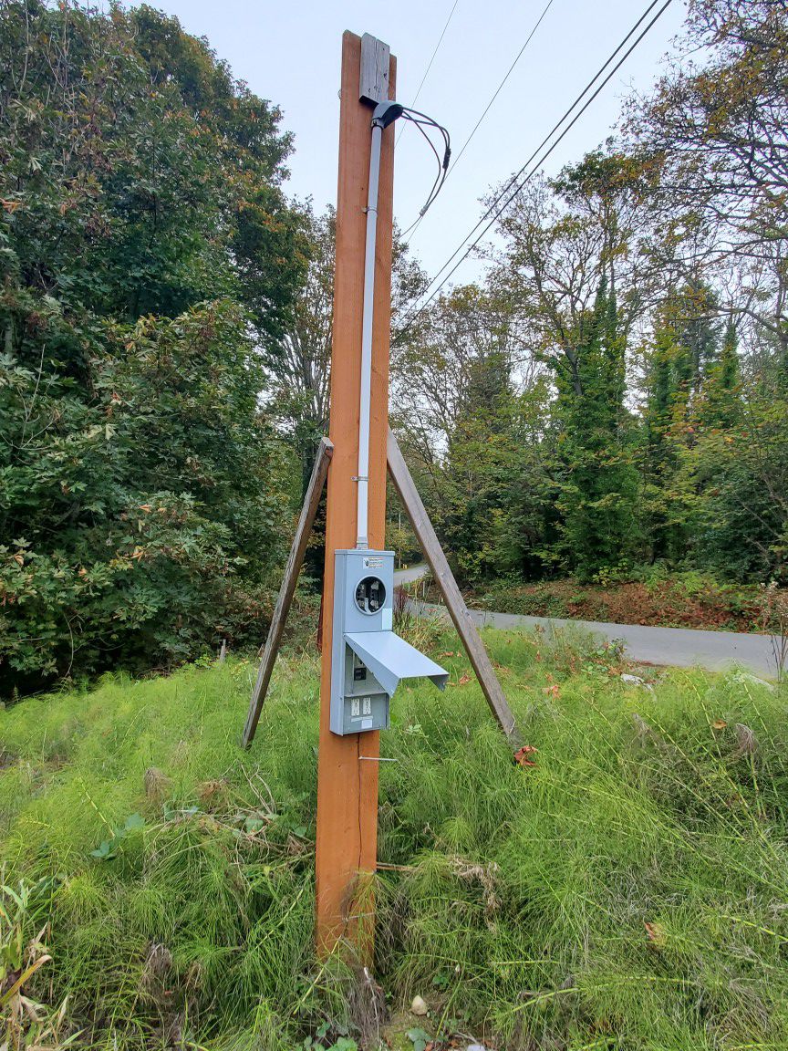Temporary power pole for construction