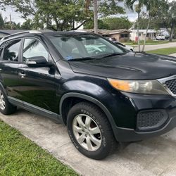 2013 KIA Sorento clean title / new tires&oil 