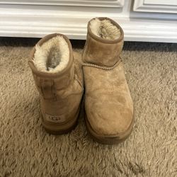 UGGS MINI Size 8 Women’s 